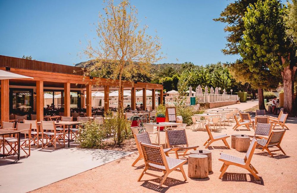 Restaurant van Camping Rives d'Arc in de Ardèche in het zuiden van Frankrijk