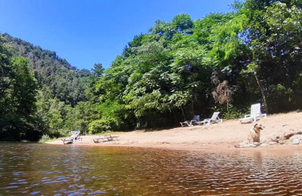 Rivier de Doux bij Camping Ushuaïa Villages Le Viaduc in de Ardèche in het zuiden van Frankrijk
