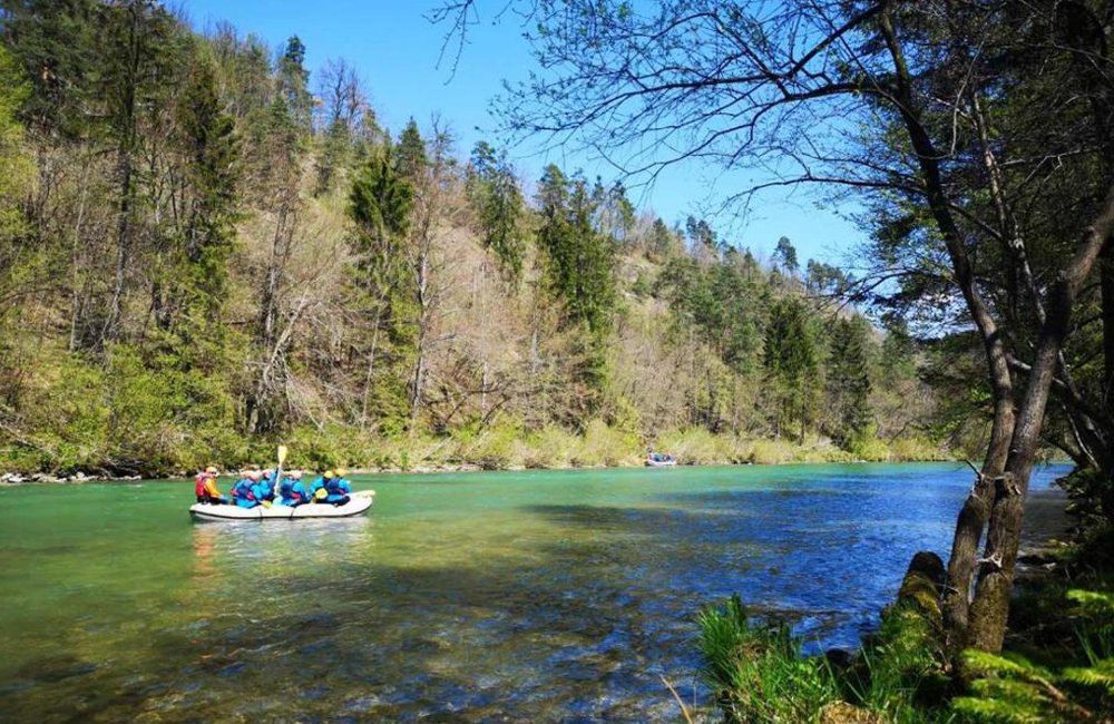 Rivier de Sava naast ECO River Camp bij het meer van bled in het Triglav Nationaal Park van Slovenië