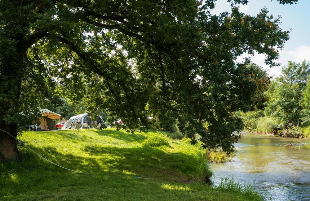 Rivier de Semois bij Camping de Chênefleur in de Ardennen in het zuiden van België