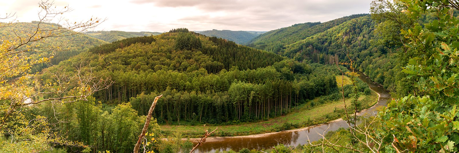 Rivier de Semois in de Ardennen in het zuiden van België