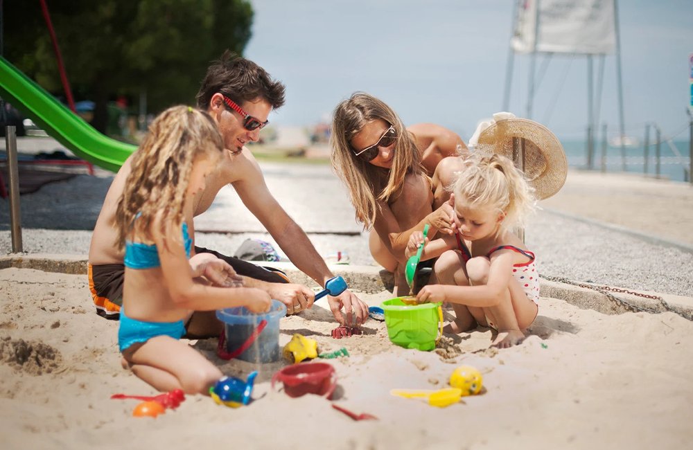 Speeltuin van camping Lucija aan de Adriatische kust in het westen van Slovenië