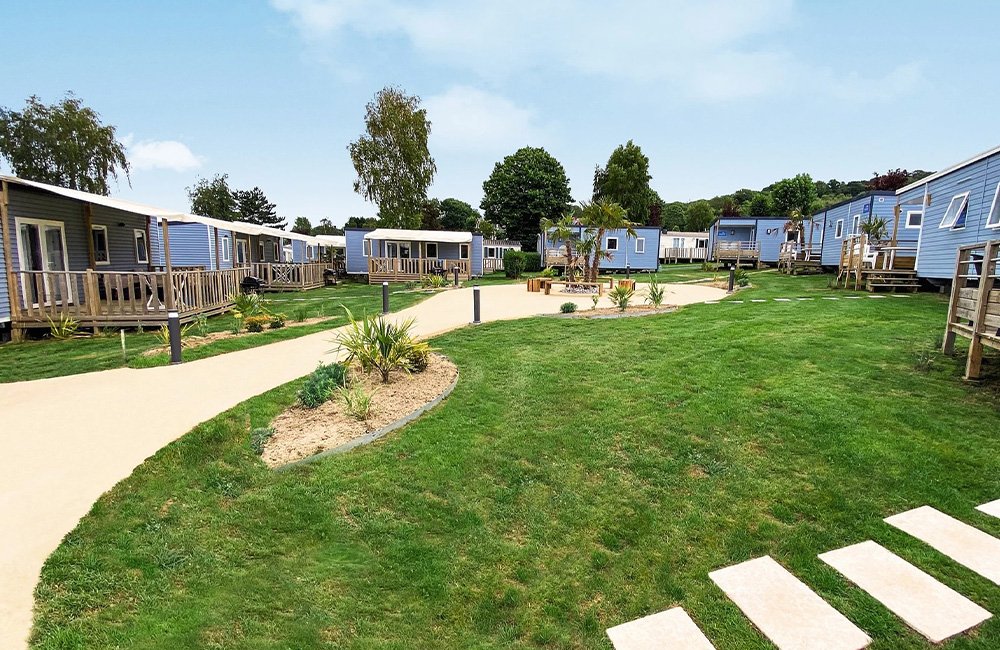 Stacaravans op Camping La Vallée in de Côte Fleurie van Normandië in het noorden van Frankrijk