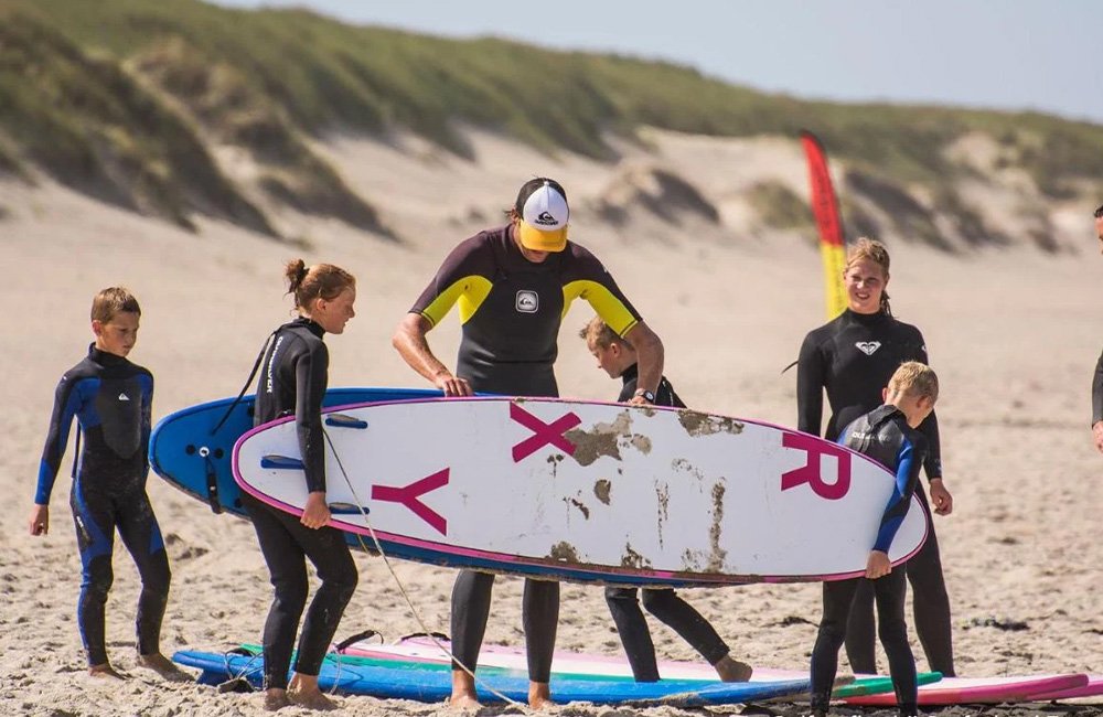 Surfen op het strand bij Camping Loodsmansduin op texel de waddeneilanden in het noorden van Nederland