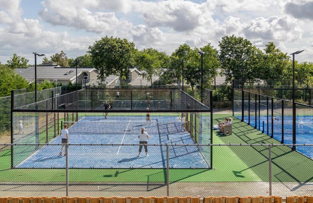 Tennisbaan van Vakantiepark Klein Vaarwater op Ameland op de waddeneilanden in het noorden van Nederland