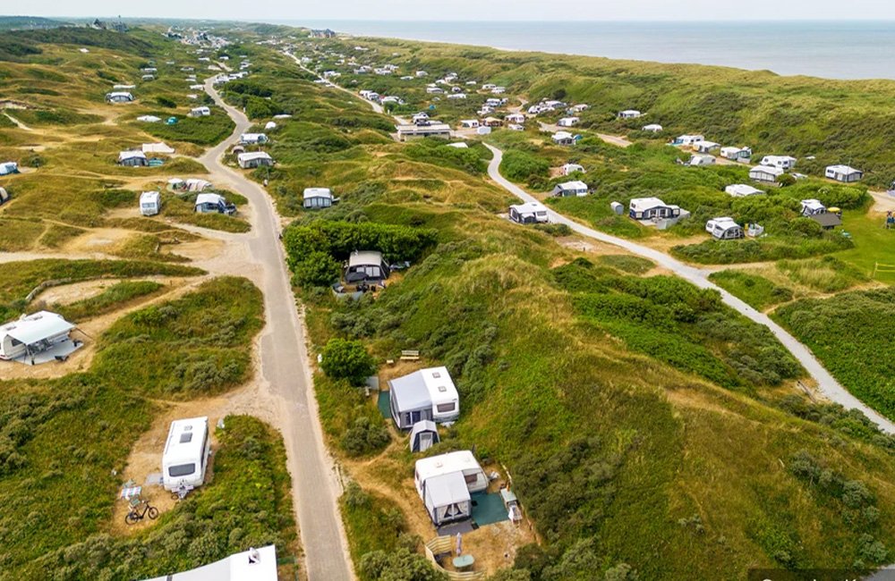 Tenten op Camping Kogerstrand op texel op de waddeneilanden in het noorden van Nederland