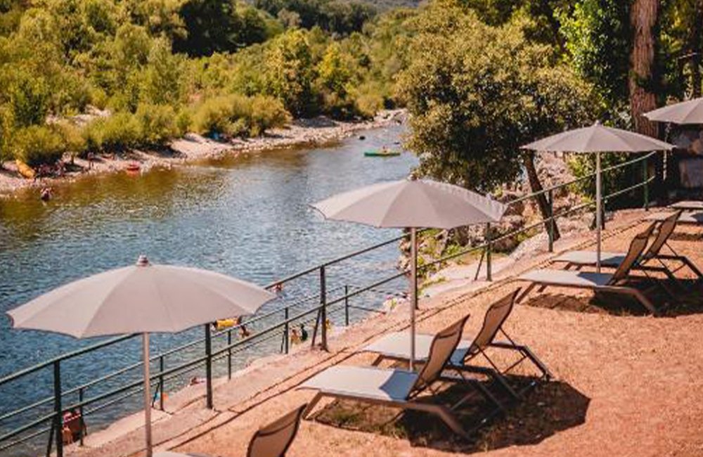 Terras van Camping Rives d'Arc in de Ardèche in het zuiden van Frankrijk