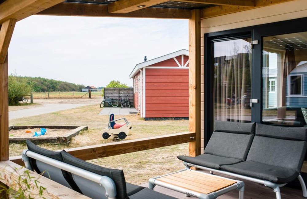 Terras van huisje Camping De Kiekduun op Ameland op de waddeneilanden in het noorden van Nederland
