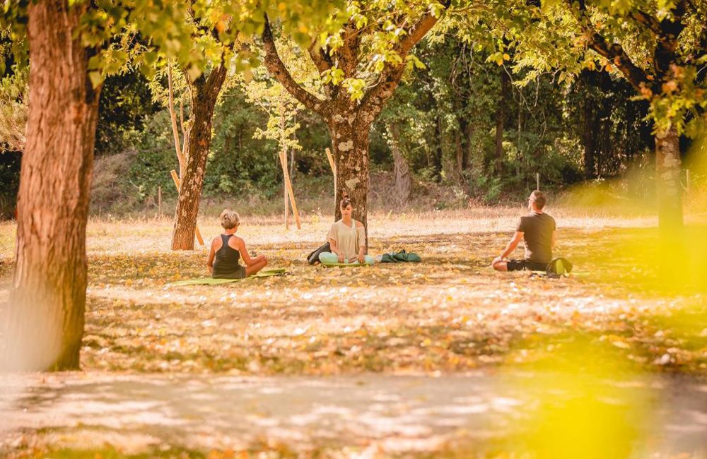 Yoga op Camping Rives d'Arc in de Ardèche in het zuiden van Frankrijk