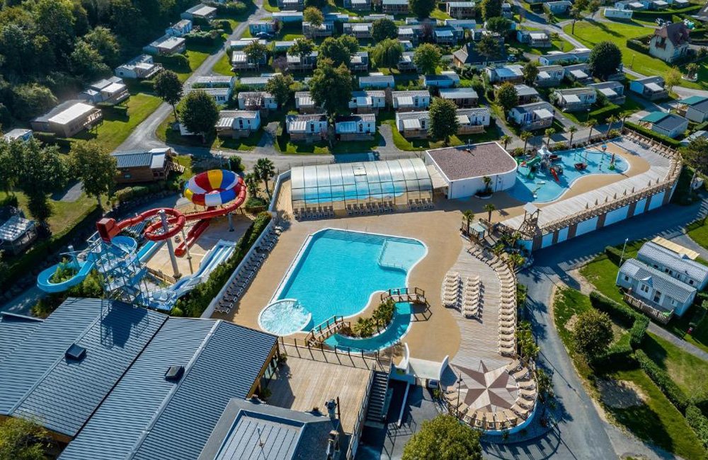 Zicht op Camping La Vallée in de Côte Fleurie van Normandië in het noorden van Frankrijk