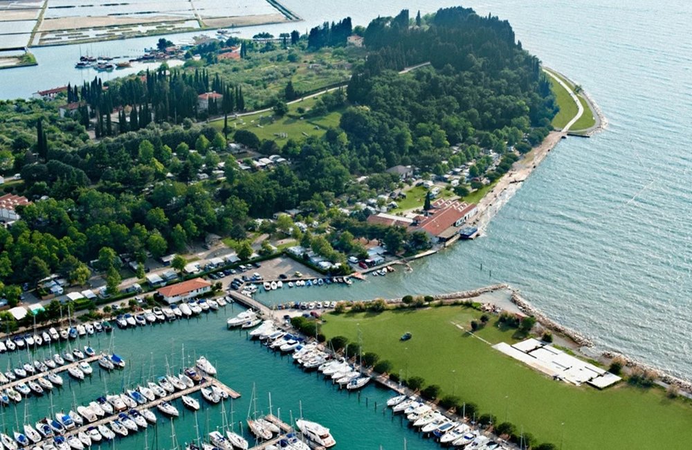 Zicht op camping Lucija aan de Adriatische kust in het westen van Slovenië