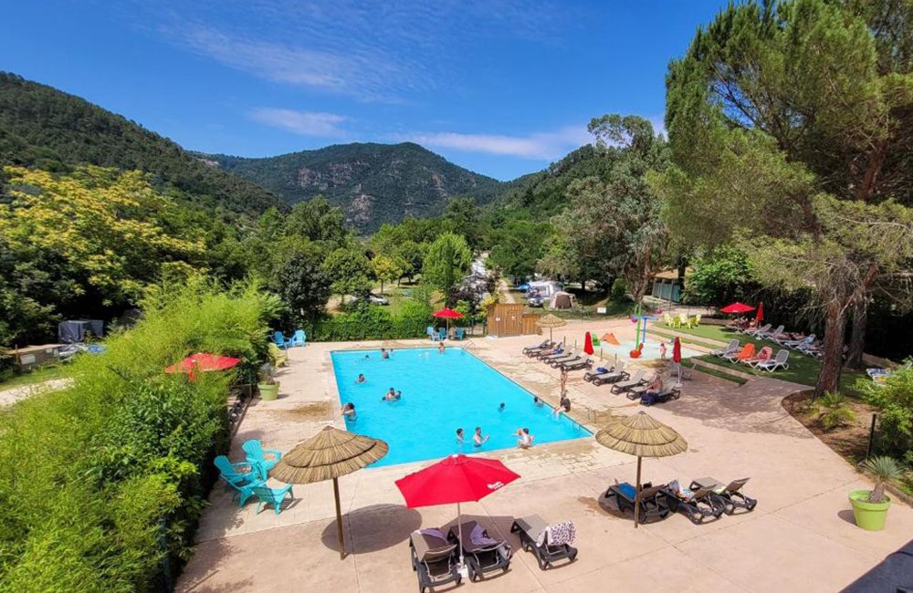 Zwembad van Camping Mas de Champel aan de rivier de Eyrieux in de Ardèche in het zuiden van Frankrijk