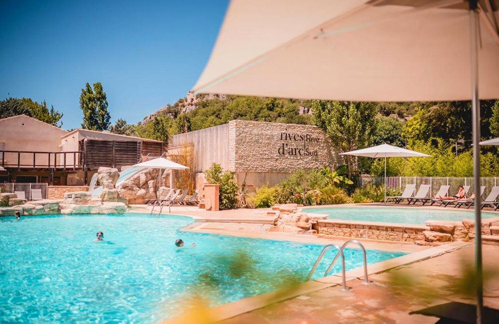 Zwembad van Camping Rives d'Arc in de Ardèche in het zuiden van Frankrijk