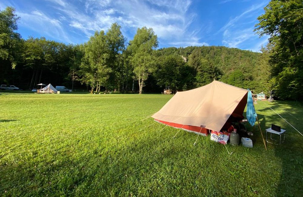 kampeerplaats op ECO River Camp aan rivier de Sava bij het meer van bled in het Triglav Nationaal Park van Slovenië
