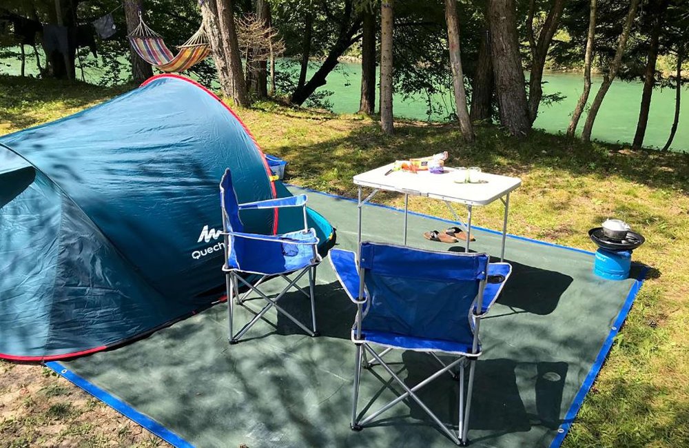 tent op ECO River Camp aan rivier de Sava bij het meer van bled in het Triglav Nationaal Park van Slovenië