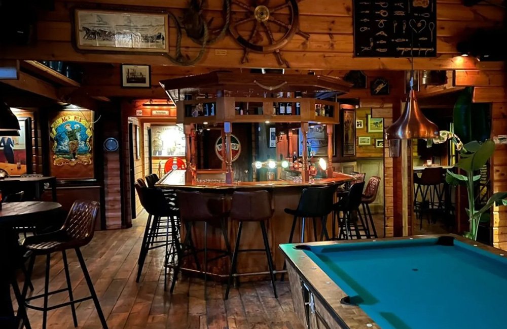 Binnenkant van bar op Camping Parc Koudenburg op Ameland op de Waddeneilanden van Nederland