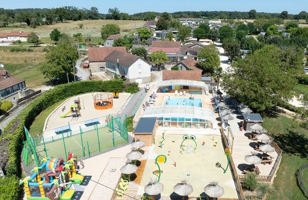 Bovenaanzicht Camping Le Ventoulou in de Dordogne van Frankrijk