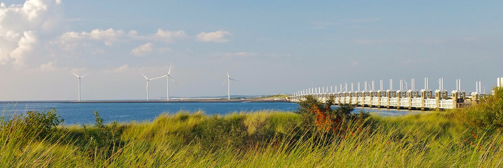 De Deltawerken tussen de Noordzee en Oosterschelde bij het eiland Noord-Beveland in Zeeland Nederland