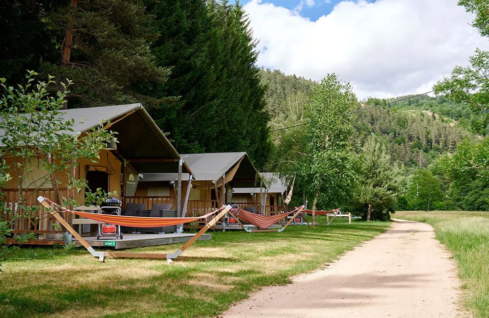 Glamping tenten op Camping de Vaubarlet in de Auvergne van Frankrijk