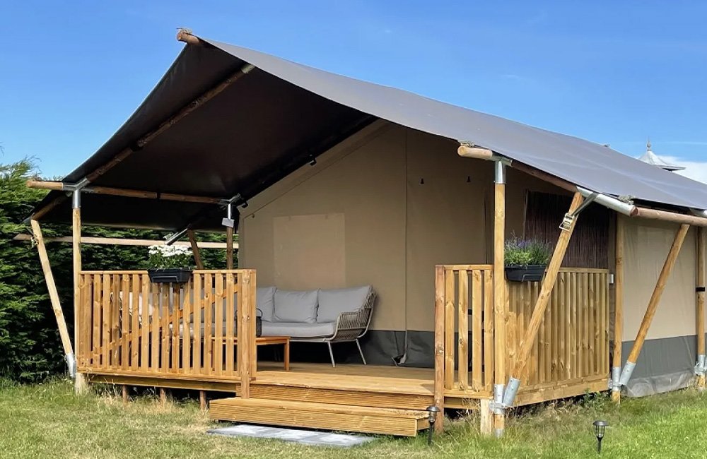 Glampingtent van Camping Parc Koudenburg op Ameland op de Waddeneilanden van Nederland