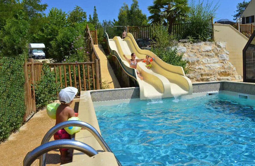 Glijbaan van Camping Les Charmes in de Dordogne van Frankrijk