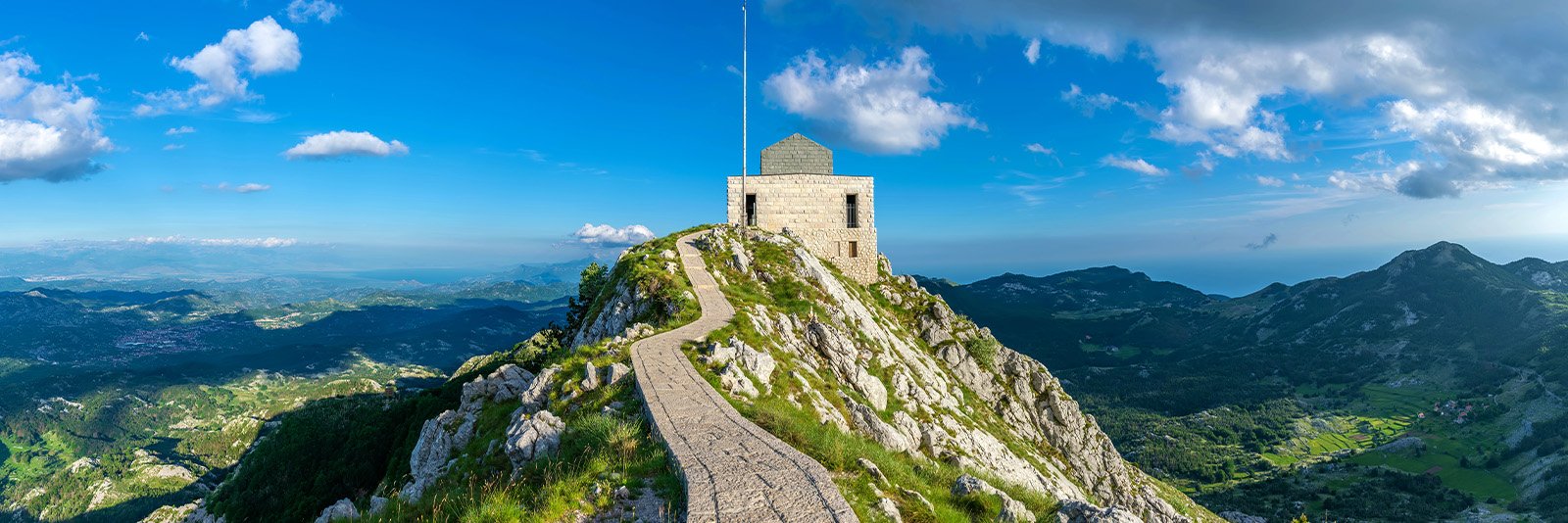 Het mausoleum van Petar II Petrović-Njegoš in Nationaal Park Lovćen boven de baai van Kotor in Montenegro