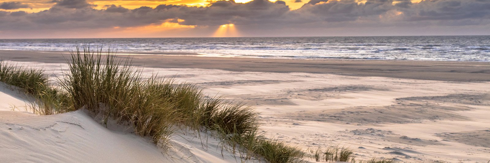 Het strand van Ameland op de Waddeneilanden van Nederland in Friesland