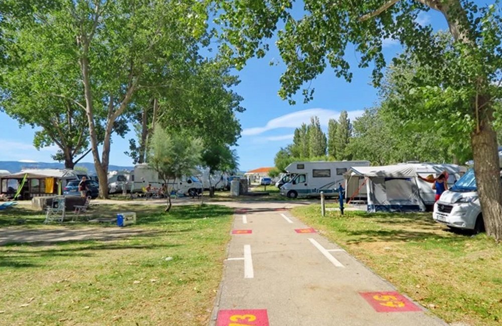 Kamperen met hond op Camping Almissa