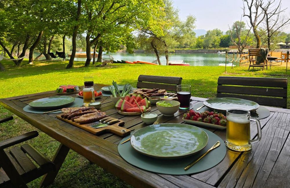Kamperen met hond op Glamping Riverside Skadar lake