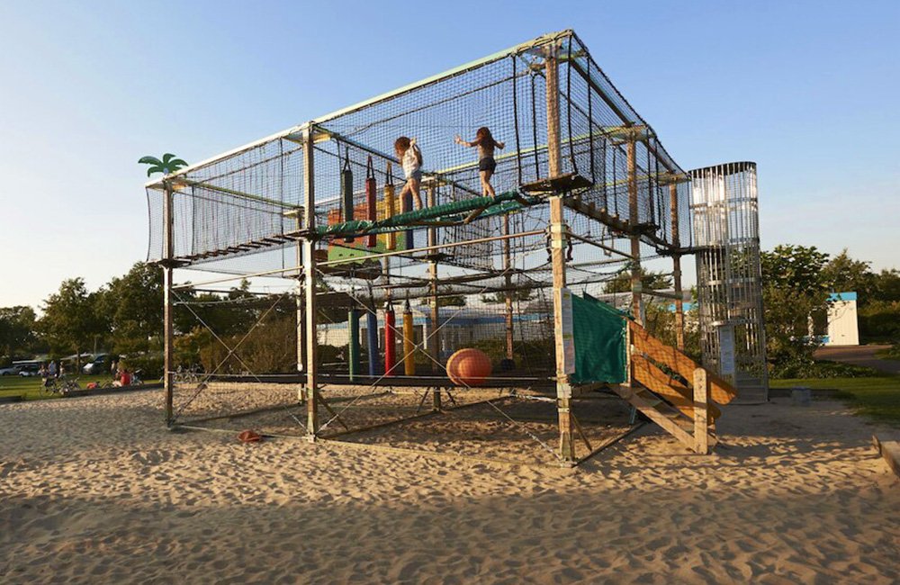 Klimpark op Siblu Camping De Oase bij Renesse op het Zeeuwse eiland Schouwen-Duiveland in Nederland