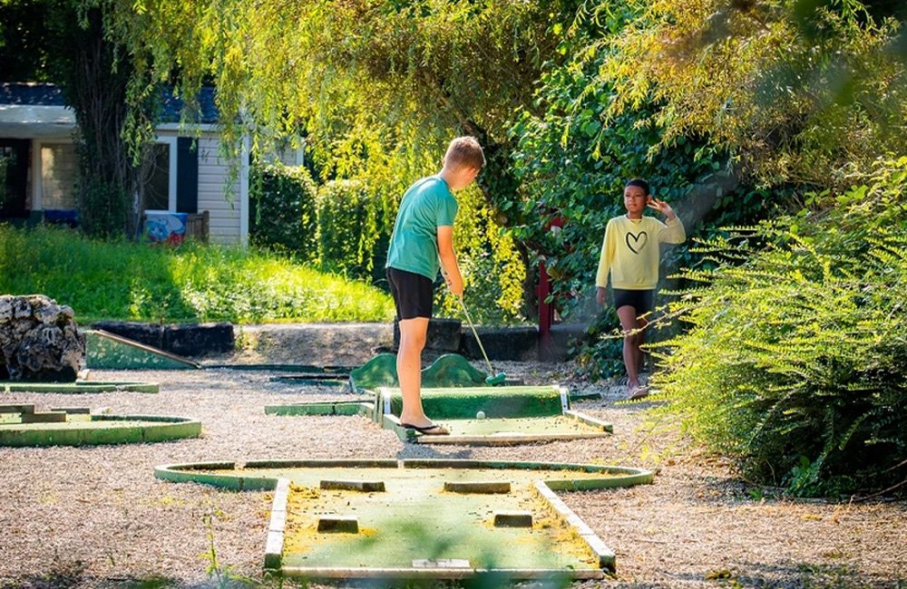 Minigolf op camping Le Pont de Mazerat in de Dordogne van Frankrijk