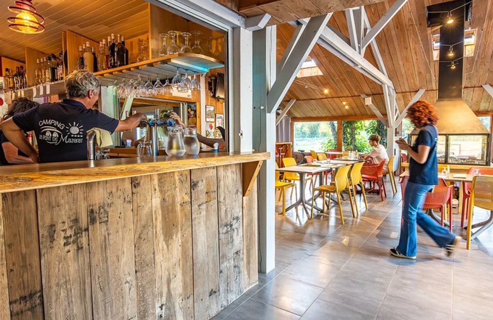 Restaurant van camping Le Pont de Mazerat in de Dordogne van Frankrijk