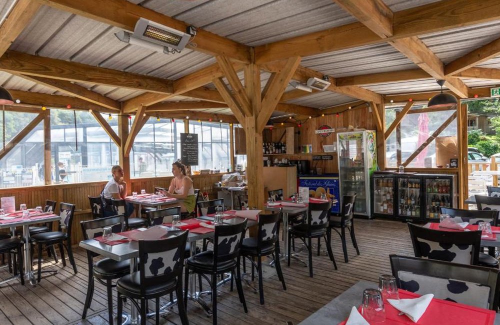 Restaurant van glamping hut op Camping La Chênaie bij het strand van Normandië in het noorden van Frankrijk