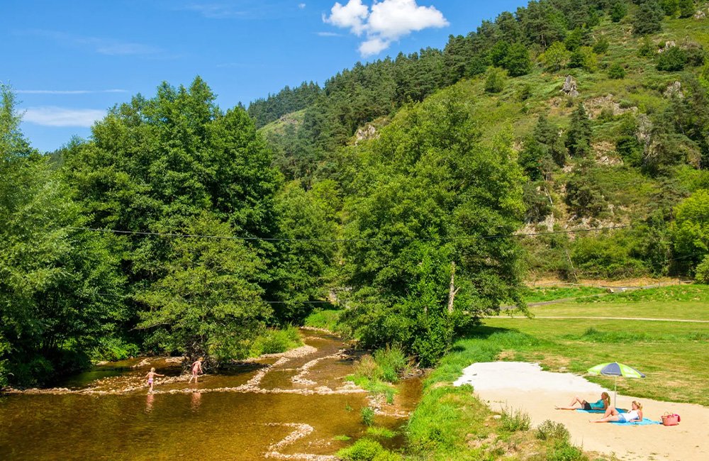 Rivier de Dunière bij Camping de Vaubarlet in de Auvergne van Frankrijk