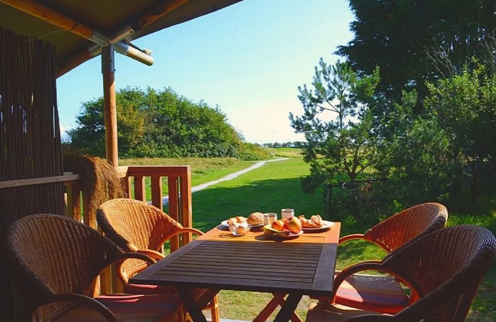 Terras van Camping Parc Koudenburg op Ameland op de Waddeneilanden van Nederland