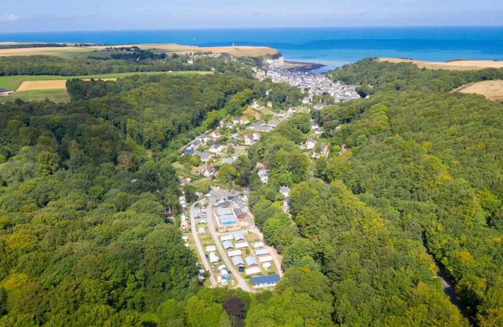Zicht op Camping La Chênaie bij het strand van Normandië in het noorden van Frankrijk