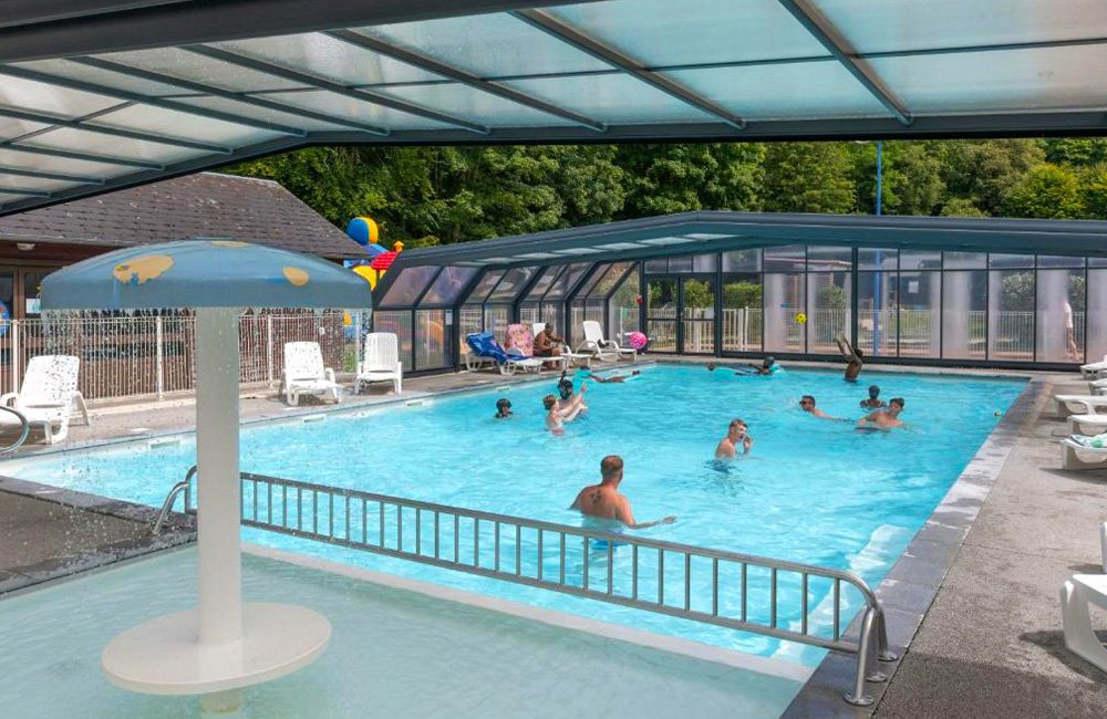 Zwembad van Camping La Chênaie bij het strand van Normandië in het noorden van Frankrijk