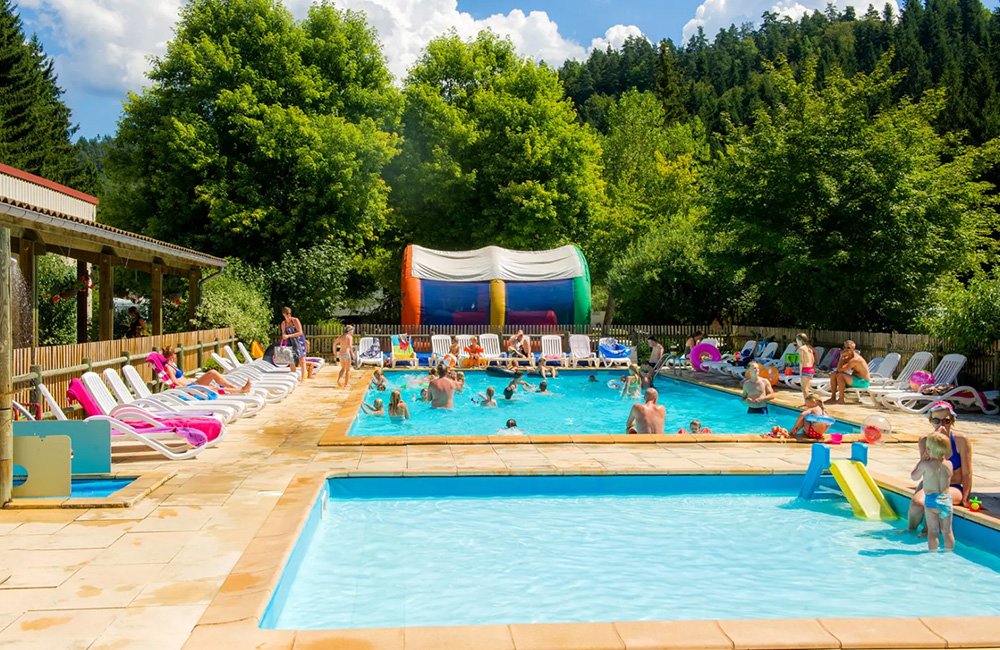 Zwembad van Camping de Vaubarlet in de Auvergne van Frankrijk