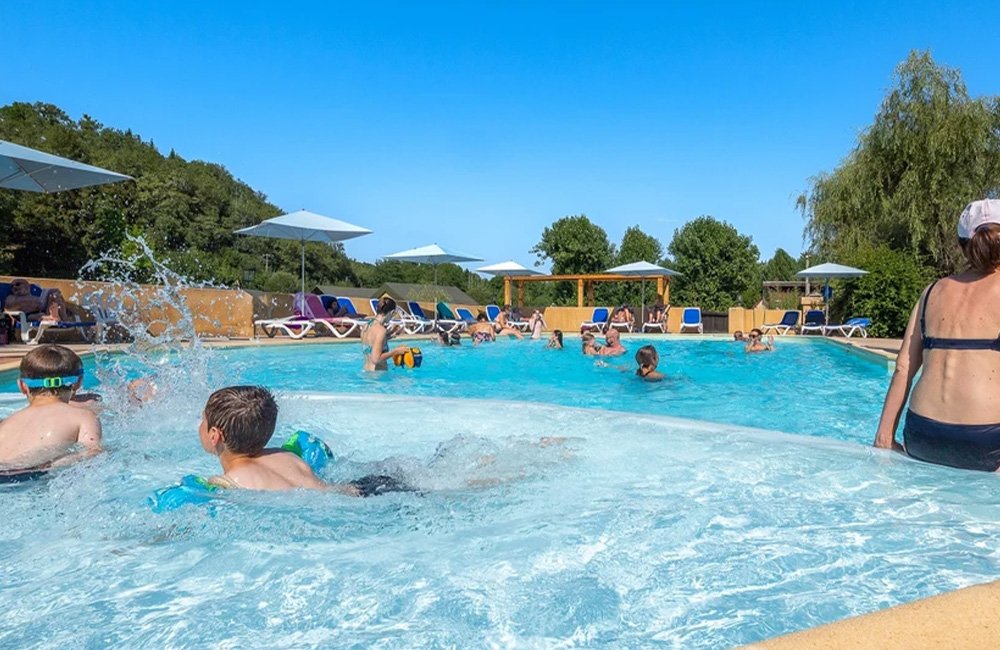 Zwembad van camping Le Pont de Mazerat in de Dordogne van Frankrijk