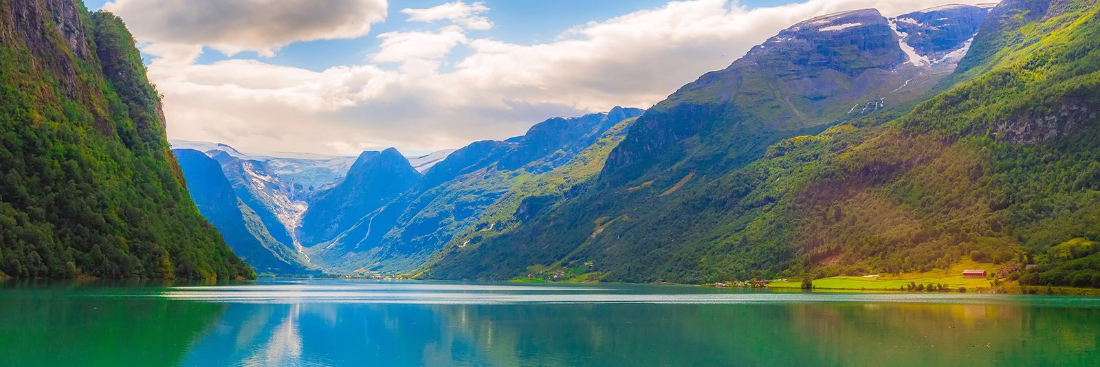 De Nordfjord een van de Noorse Fjorden in het noordwesten van Noorwegen