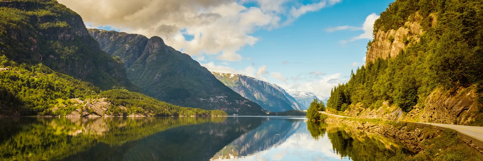 Hardangerfjord bij het Hardangervidda Nationaal Park in het Westen van Noorwegen