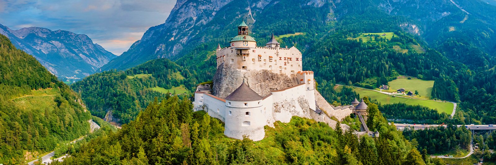 Kasteel Hohenwerfen in de Alpen van Salzburgerland Oostenrijk