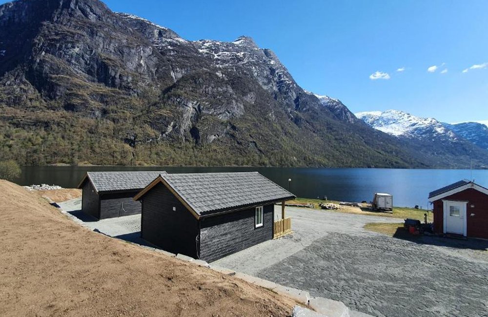 Olden Camping aan het Oldevatnet meer bij de Innvikfjord in Noorwegen