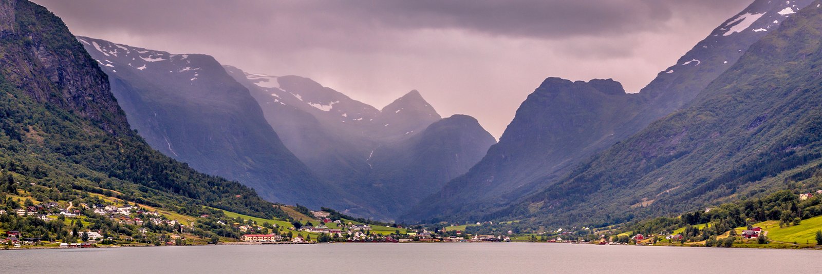 Olden aan de Innvikfjord bij de Briksdalsbreen in het noordwesten van Noorwegen