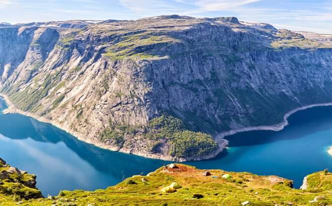 Ringedalsvatnet meer bij Trolltunga in het Hardangervidda Nationaal Park in het westen van Noorwegen