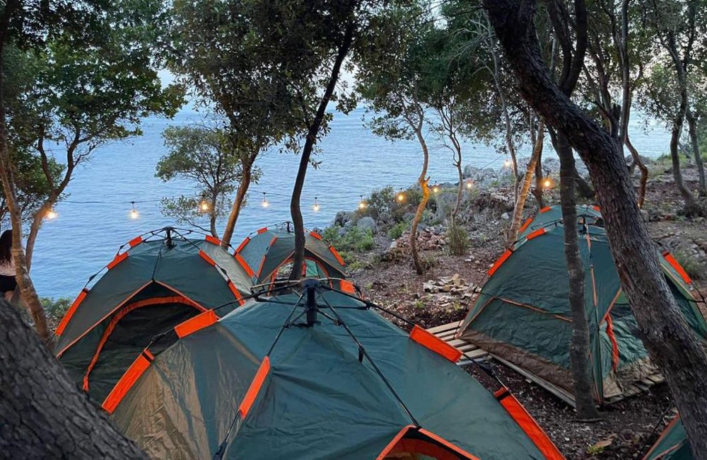 Camping Aquarium aan de Albanese Adriatische kust en de Gjiri i Akuariumit baai