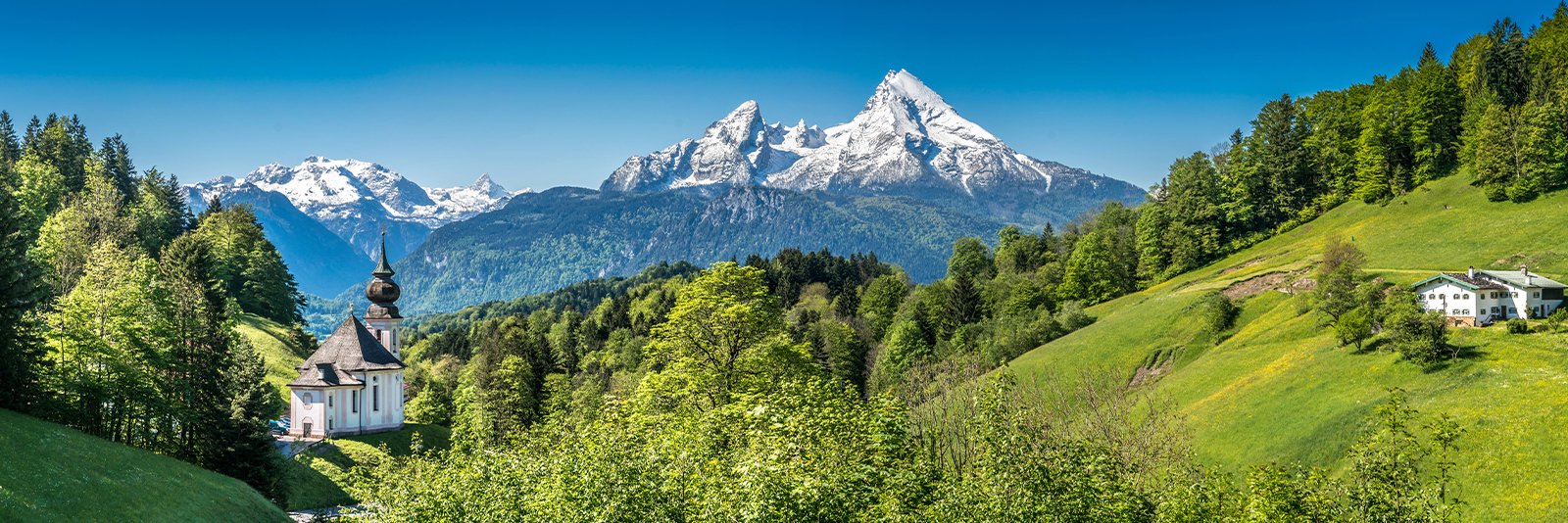 De Watzmann in Berchtesgaden in Zuid-Duitsland met een Duitse kerk bij de Grens van Oostenrijk bij Salzburg