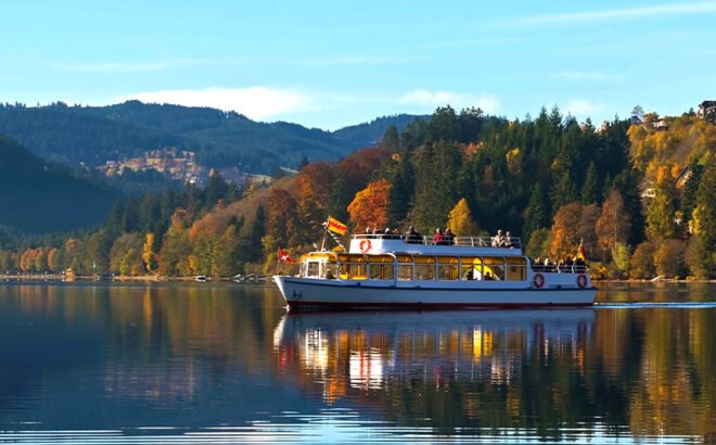 Een boottocht op de Titisee in het Zwarte Woud in het zuiden van Duitsland bij de grenzen van Zwitserland en Frankrijk
