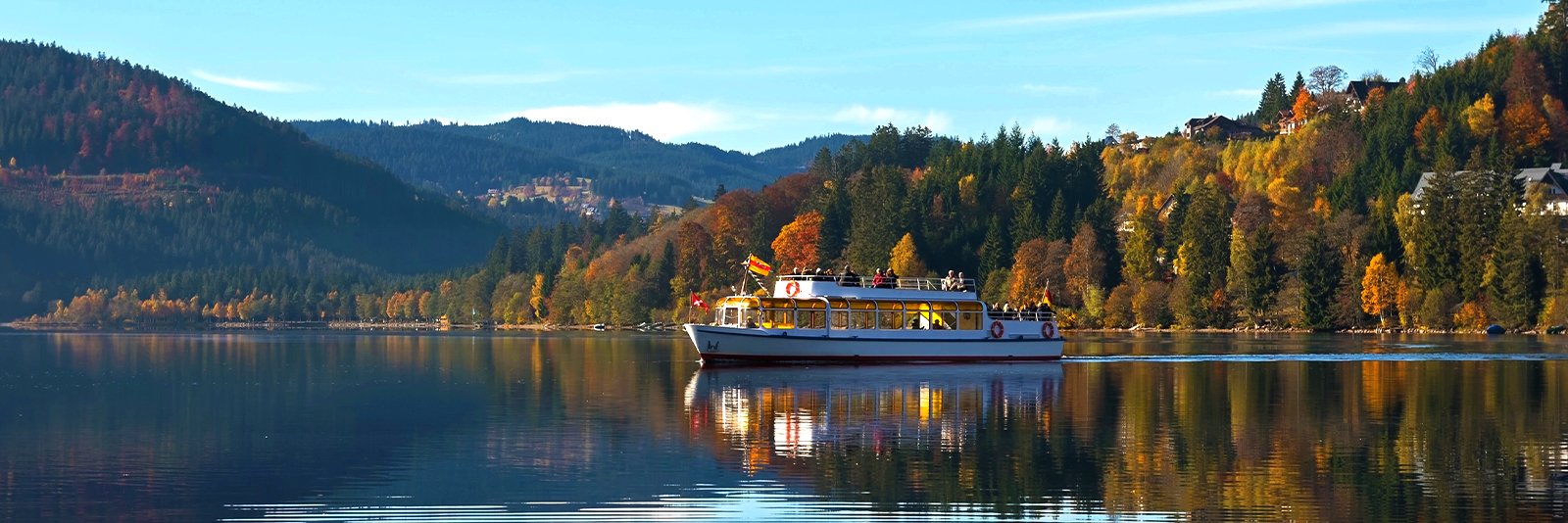 Een boottocht op de Titisee in het Zwarte Woud in het zuiden van Duitsland bij de grenzen van Zwitserland en Frankrijk