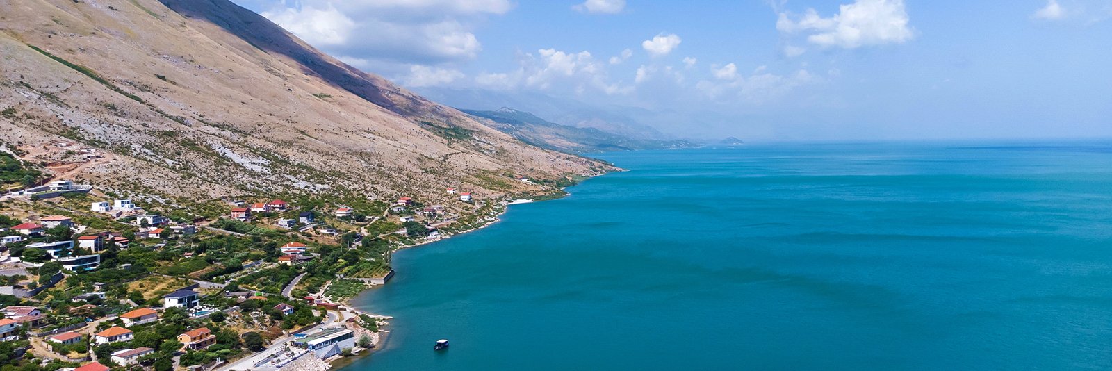 Het Meer van Shkodër in het noorden van Albanië op de grens van Montenegro